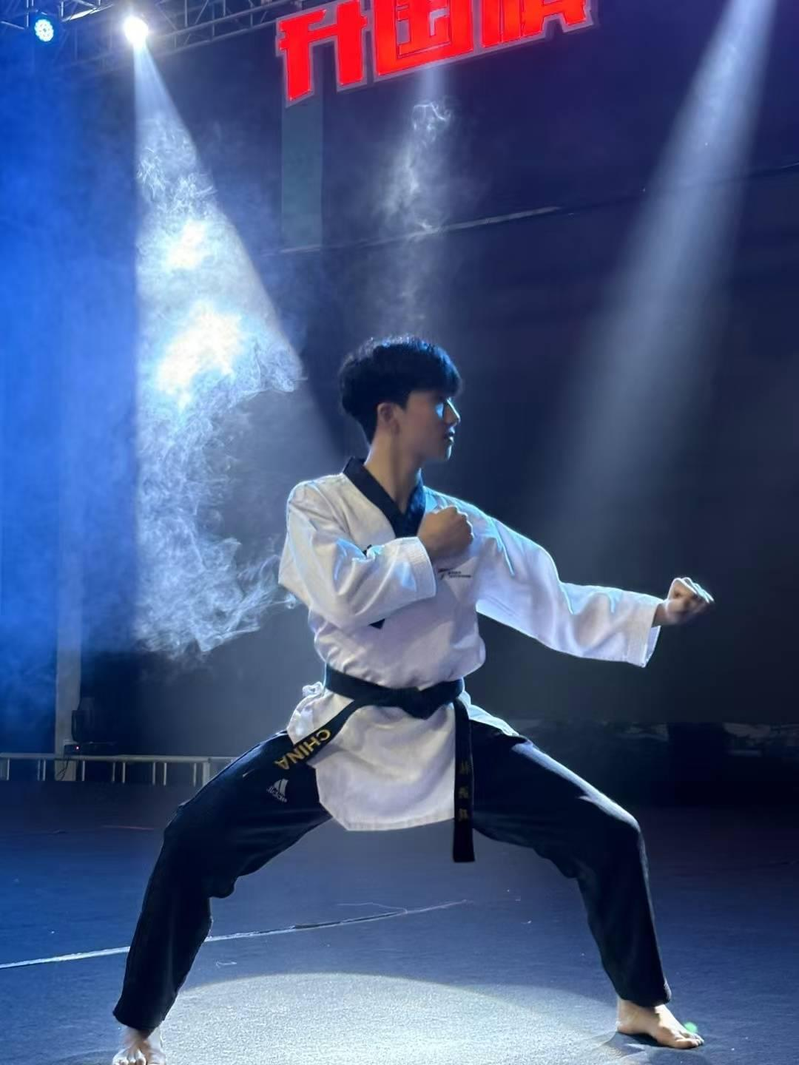张洪硕表演「旋风六连踢」。(取材自封面新闻)