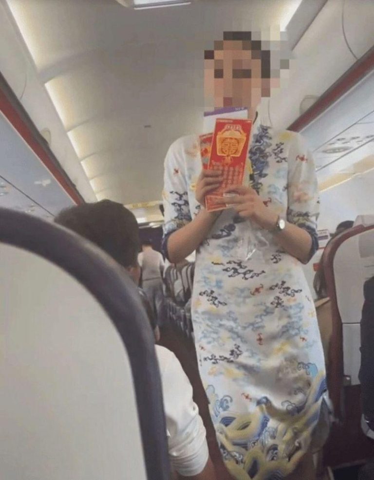 空服员在飞机上贩售刮刮乐。 （视频截屏）
