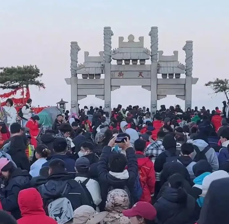 浙江杭州西湖景区断桥附近游人如织。 （中新社）
