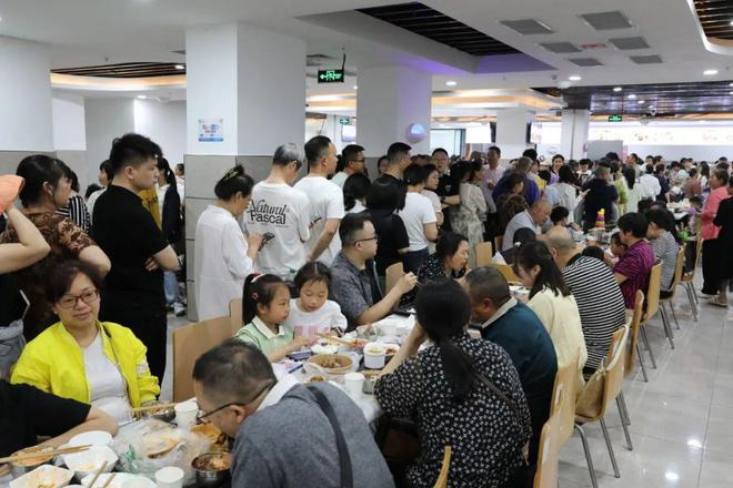 重庆市荣昌区政府机关食堂里用餐和排队的人潮爆多。(取材自大皖新闻)