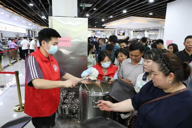 重庆市荣昌区政府机关食堂里用餐和排队的人潮爆多。（取材自大皖新闻）