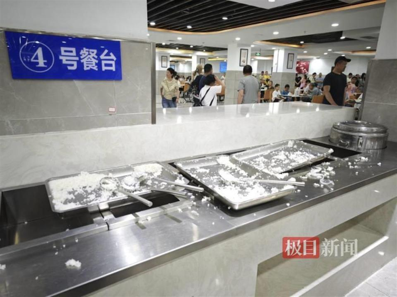 重庆市荣昌区政府机关食堂里用餐和排队的人潮爆多。（取材自大皖新闻）