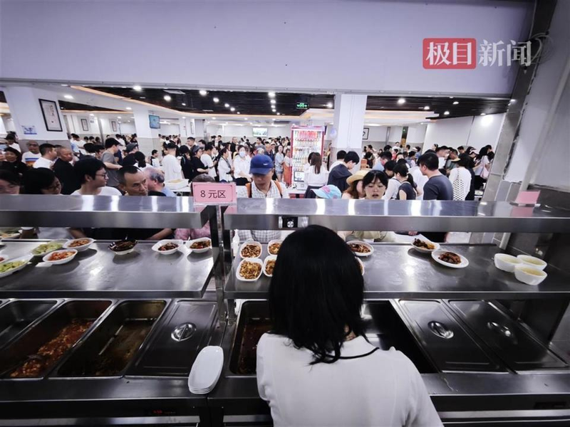 重庆市荣昌区政府机关食堂里用餐和排队的人潮爆多。（取材自大皖新闻）