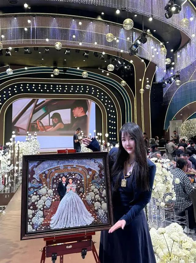 王昕悦展示自己的画作。(取材自封面新闻)