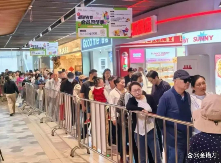 五一假期，中国人到超市抢便宜货。 (取材自微博)