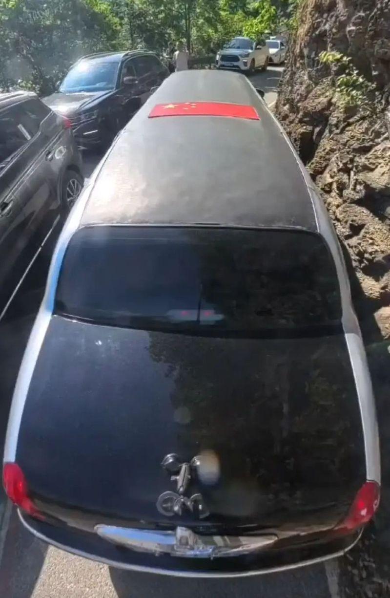 涉事的9米大林肯轿车。(取材自极目新闻)