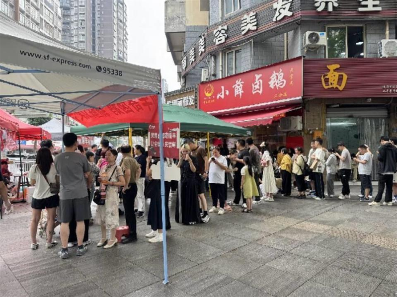 重庆市荣昌区的夏布小镇景区，商家在整理摊位上的荣昌卤鹅。（新华社）