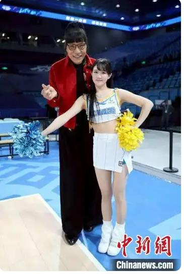 李宏薪（后排右一）与北京北汽队上啦啦队成员。（取材自中新网）
