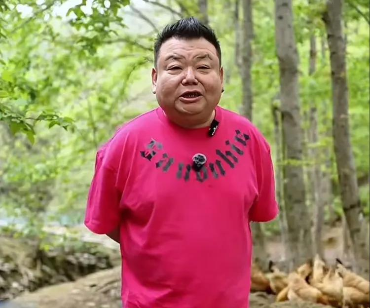 视频中,刘刚脖子上佩戴着领夹麦,拍摄视频时运用专业录像技巧。(视频截屏)
