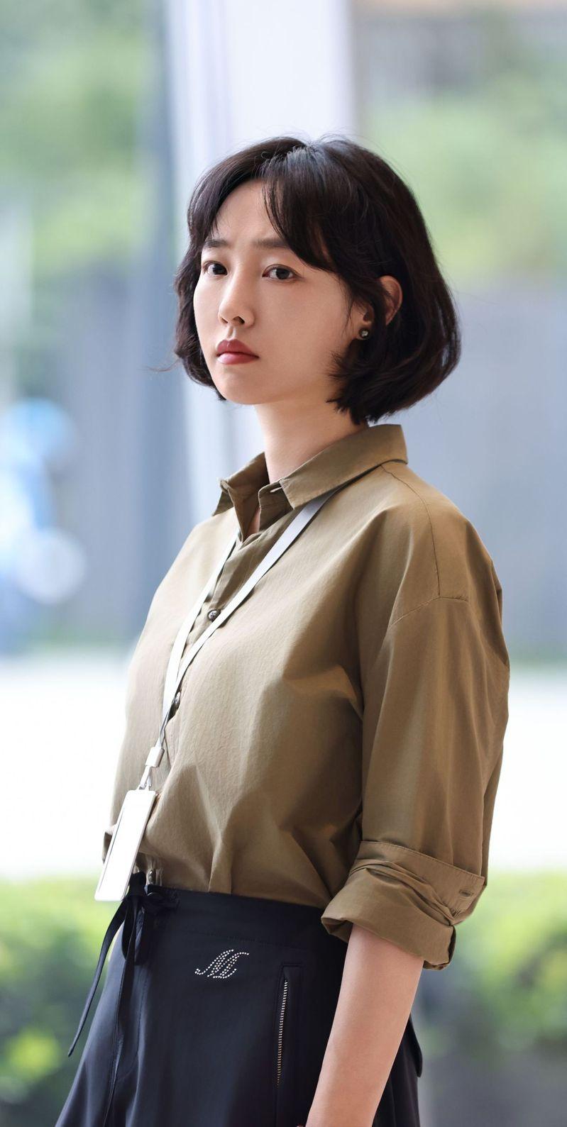 白百何带着小儿子在河边玩耍。(取材自微博)
