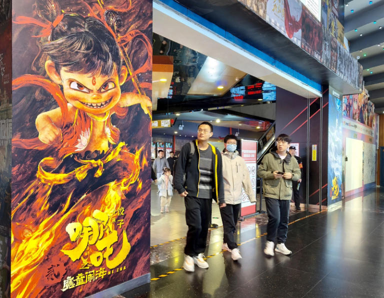 中国今年电影市场仅动画片《哪吒2》一枝独秀，若非《哪吒2》仍继续上映，今年五一电影票房将更为惨澹。（新华社）