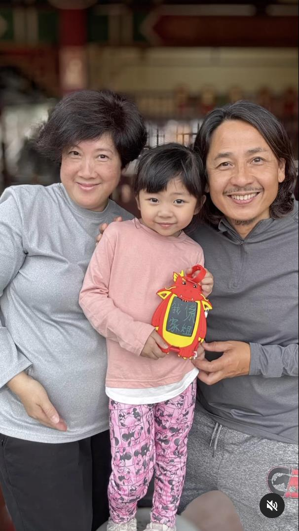 黄泽锋(右)和老婆陈丽丽准备迎接二胎,老婆已经58岁。(取材自微博)