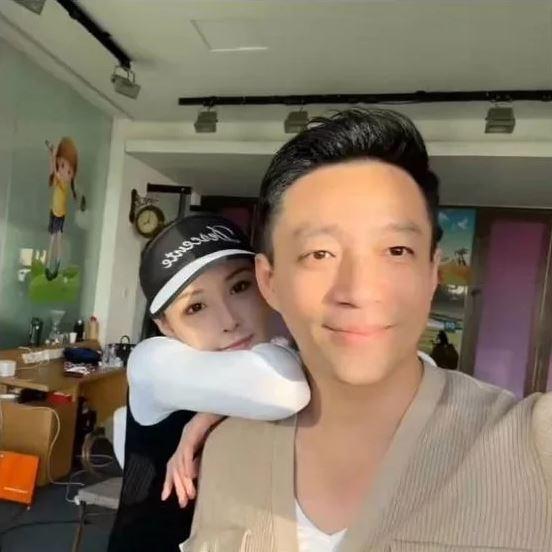 汪小菲在去年和网红马筱梅(Mandy)领证，预计本月补办婚礼。(取材自微博)