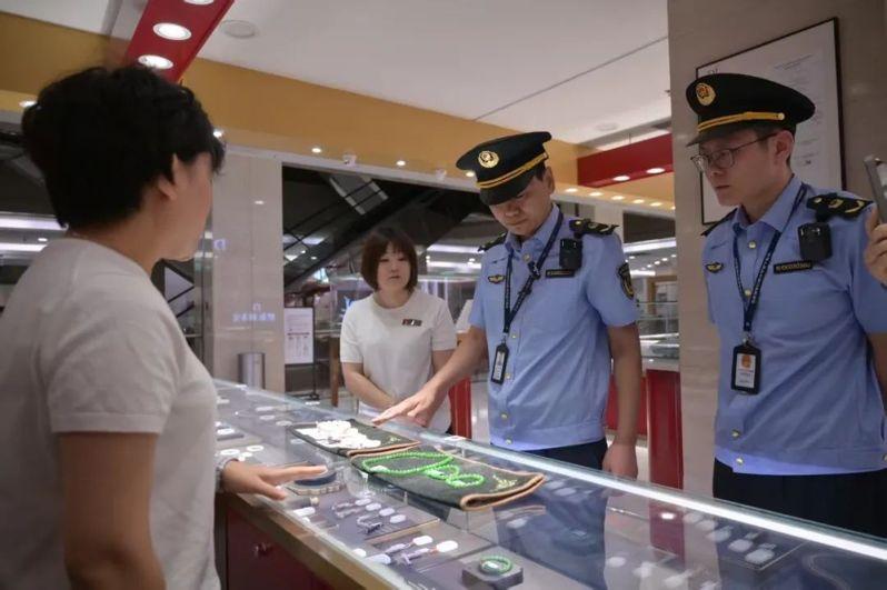 许昌市监部门对胖东来展开检查,结果显示胖东来玉石销售平均毛利率不超过20%。(取材自观察者网)