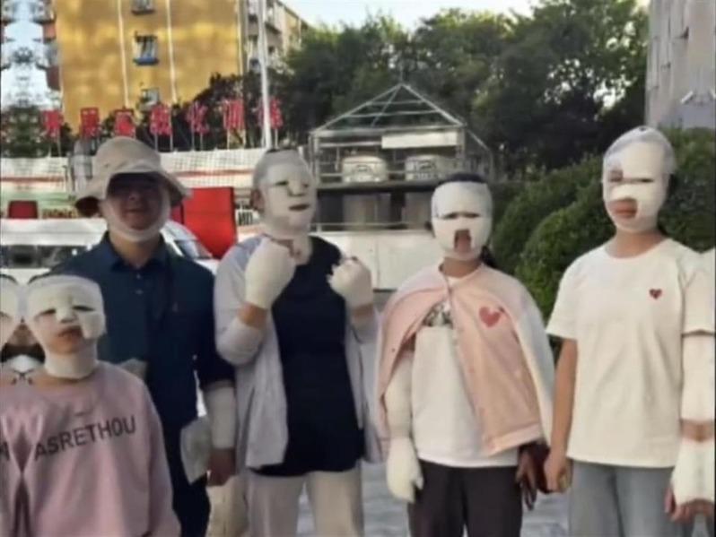 北京陈先生等七人被卡式炉炸伤,每个人都包成「木乃伊」。(取材自四川观察)