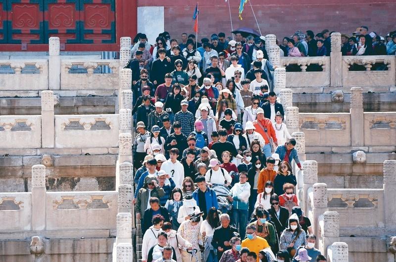 中国五一假期5日结束,据统计,假期间中国跨区域人员流动量达14.67亿人次。图为北京故宫博物院内,游客挤满台阶。(记者陈政录/摄影)