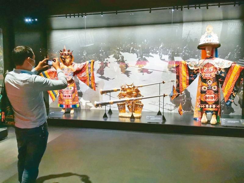 布达拉宫文物首次入川展览。(本报德阳传真)