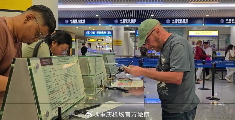 携程数据显示,实施240小时过境免签政策后的首个「五一」假期,入境游订单量年增超过一倍。(取自重庆机场微博)