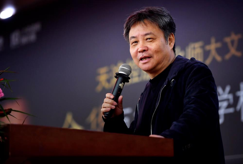 余华被网友喊话为地坛公园的树续费。(取材自济南时报)