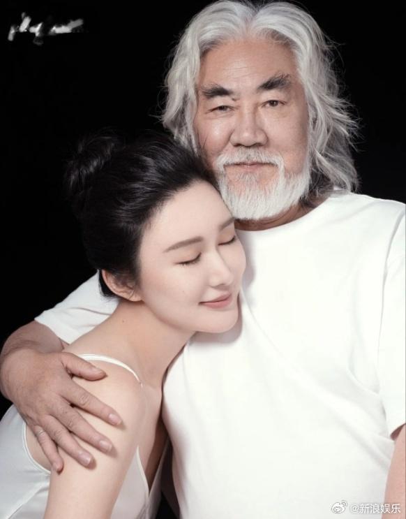 74岁的知名制作人张纪中（后）开车送孩子上学时，发生撞车意外。（取材自小红书）