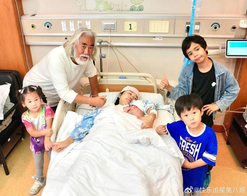 74岁的知名制作人张纪中（后）开车送孩子上学时，发生撞车意外。（取材自小红书）