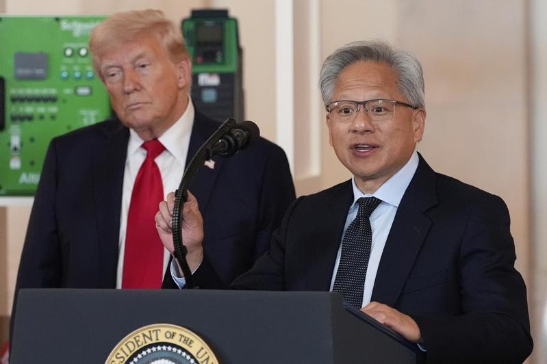 辉达首席执行官黄仁勋(右)表示,中国AI市场规模有望在未来两到三年达到约500亿美元,若无法参与其中,将是「莫大损失」,业界解读,此言是喊话川普(左)松绑辉达AI芯片销中禁令。图为黄仁勋4月30日参加企业投资美国活动。(美联社)