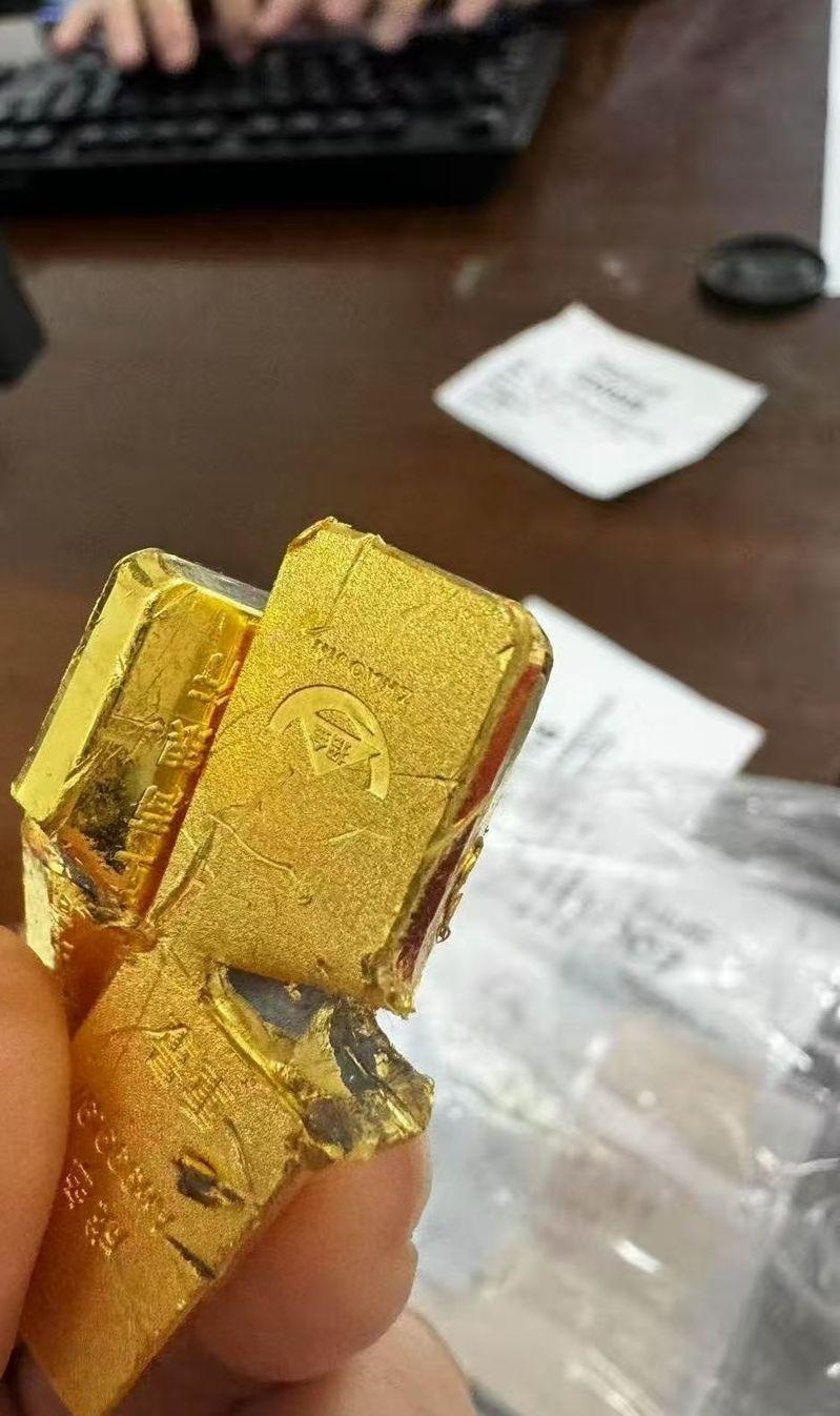 有网民发文称在银行购买的金条疑似掺假。(取材自微博)