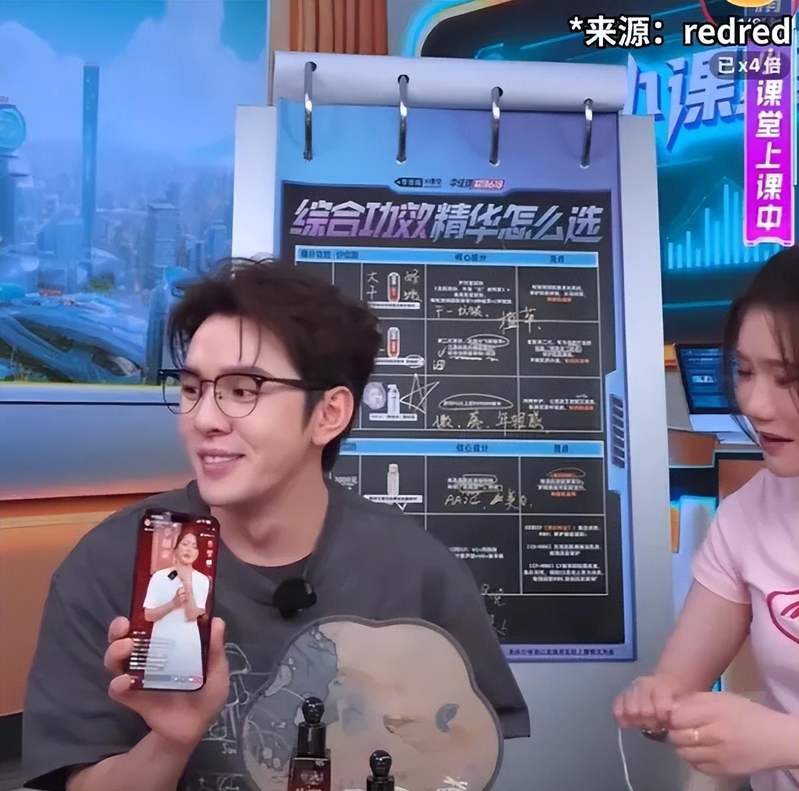 李佳琦和妈妈。（取材自三言科技）