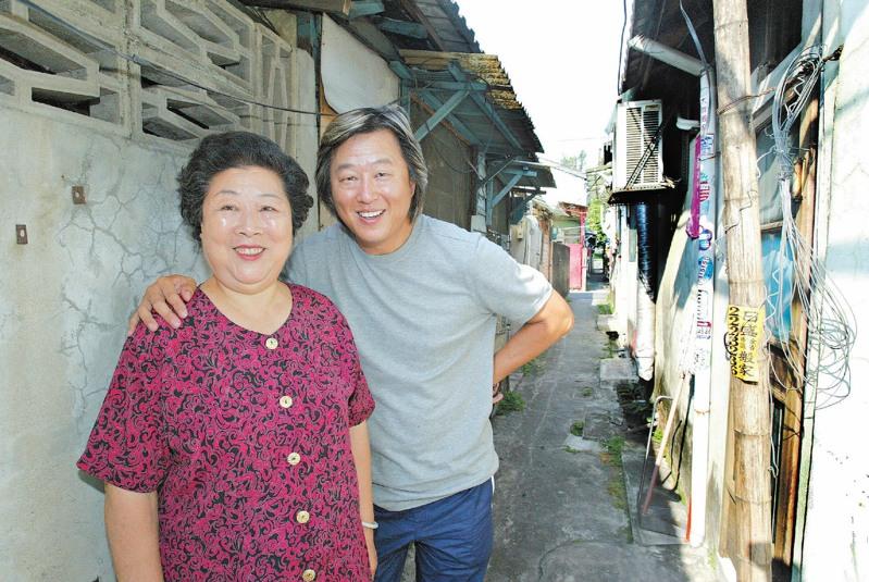 王伟忠(右)与妈妈感情极深。(本报数据照片)
