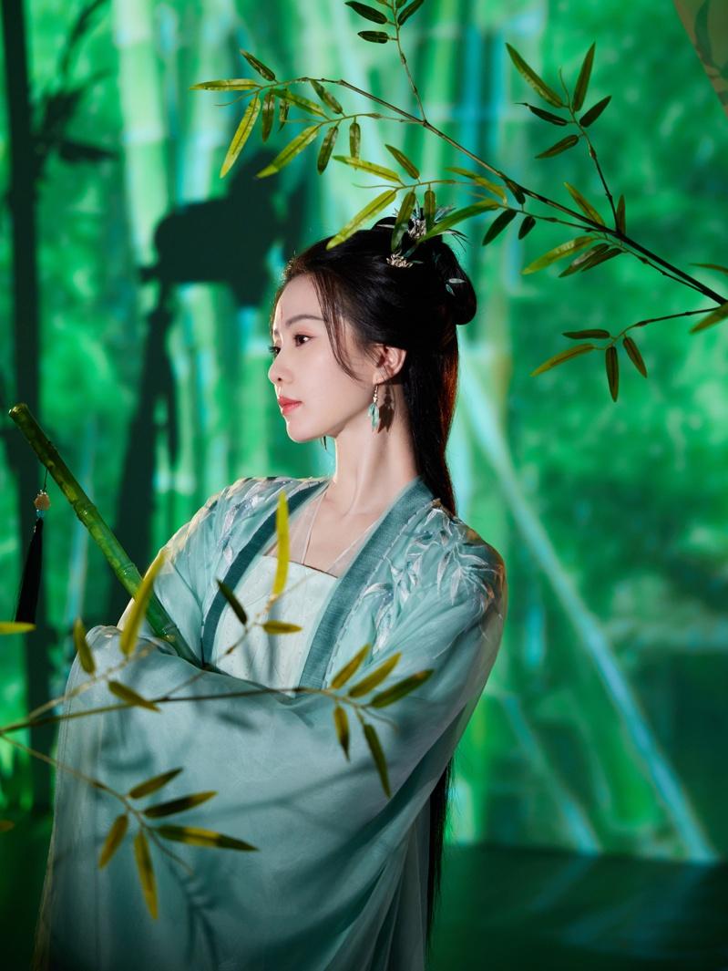 刘诗诗(左)赴新加坡为主演「淮水竹亭」宣传，获封爱奇艺海外大使。图／iQIYI爱奇艺国际版提供