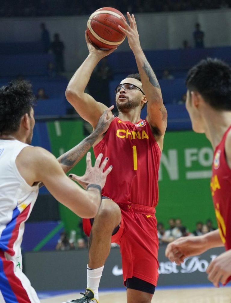 NBA名将李凯尔（中）助阵是中国男篮史上首位归化球员；图为2023年他代表中国参加世界杯。（新华社）