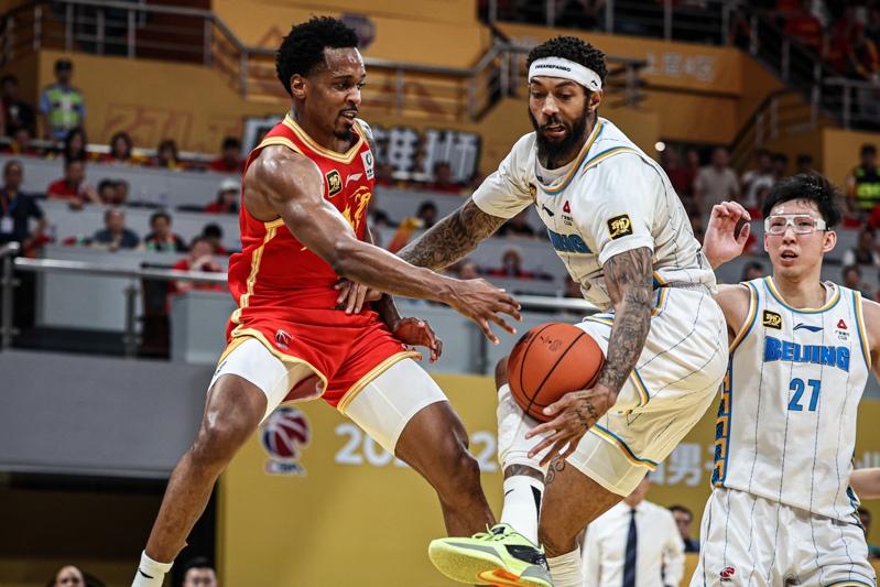 NBA名将李凯尔（中）助阵是中国男篮史上首位归化球员；图为2023年他代表中国参加世界杯。（新华社）