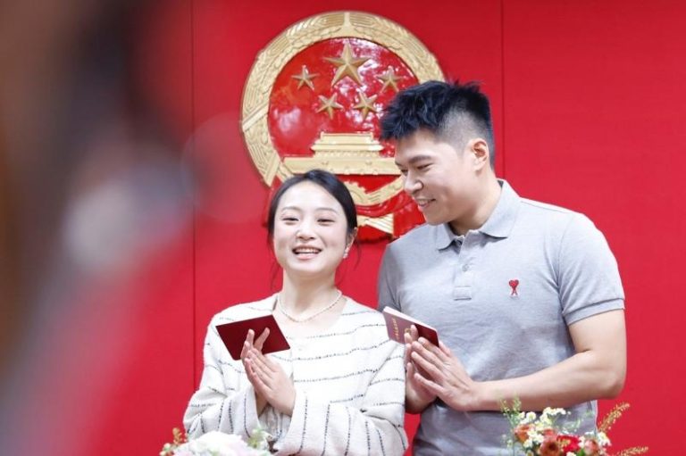 5月10日，北京市西城区婚姻登记处迎来全市首对婚姻登记「全国通办」新人。(中新社)