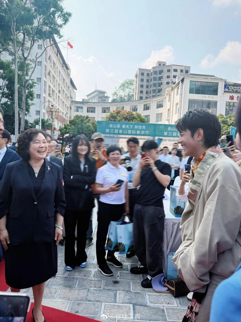 外交部副部长华春莹(左)和丁真同框。(取材自北京日报)
