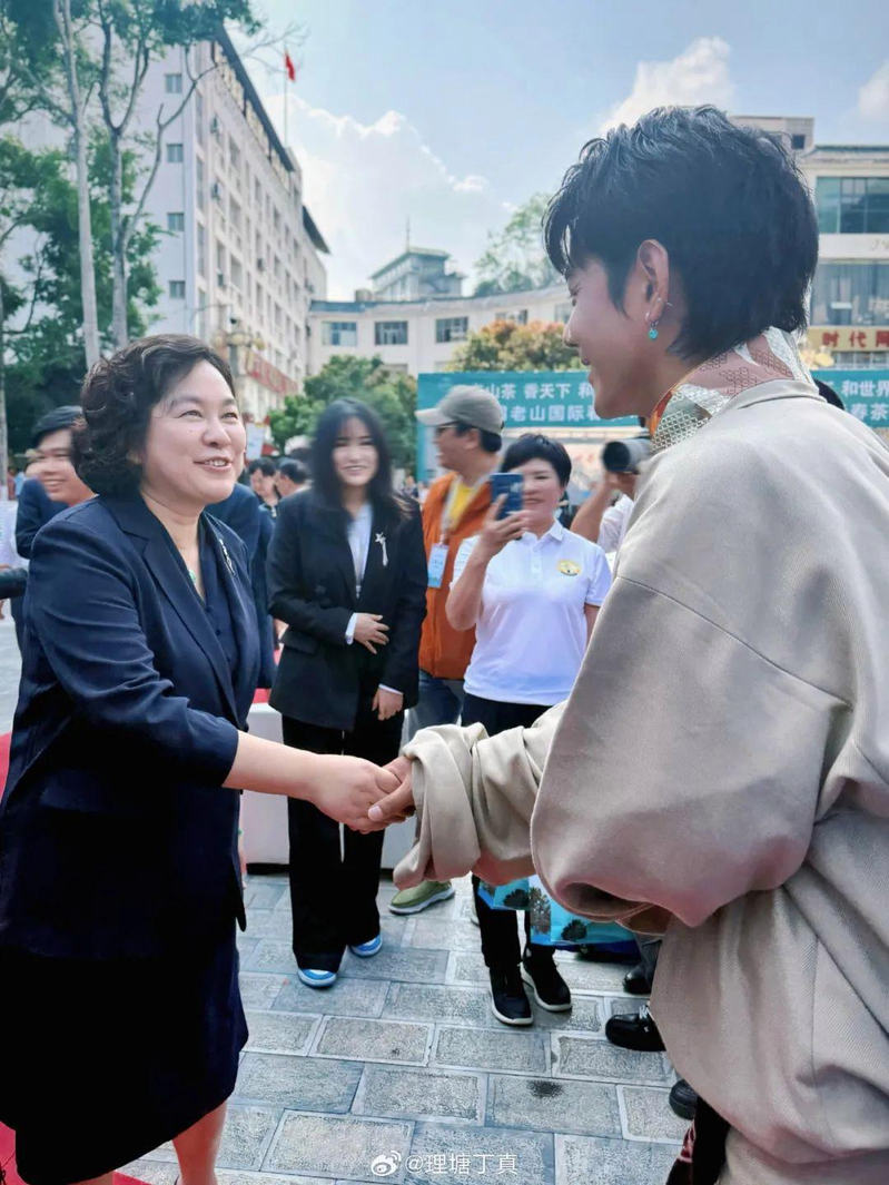外交部副部长华春莹(左)和丁真同框。(取材自北京日报)