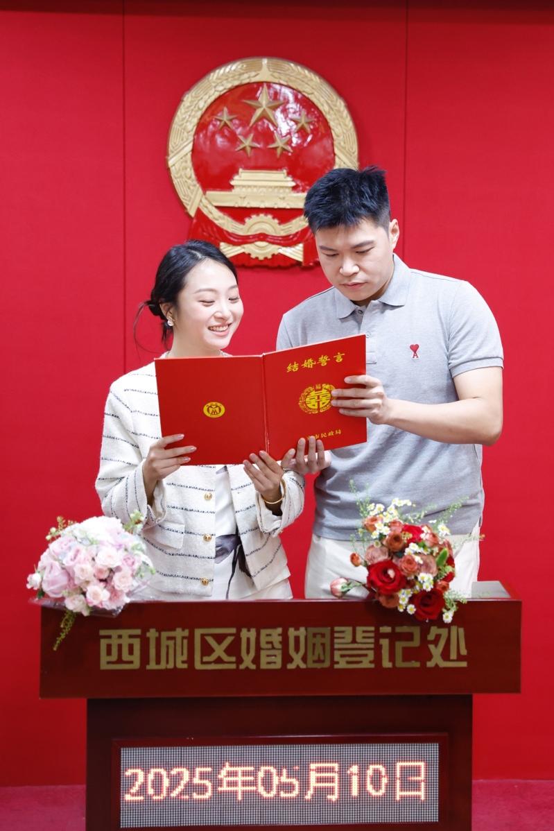 北京市西城区婚姻登记处5月10日迎来全市首对婚姻登记「全国通办」新人。(中新社)