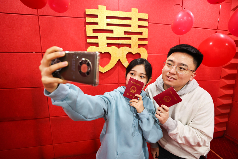北京市西城区婚姻登记处5月10日迎来全市首对婚姻登记「全国通办」新人。(中新社)