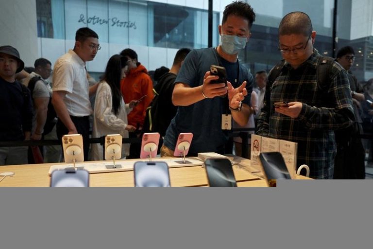 苹果iPhone 16在中国再次降价促销，图为北京一家苹果门市展售的iPhone 16系列手机。（路透）