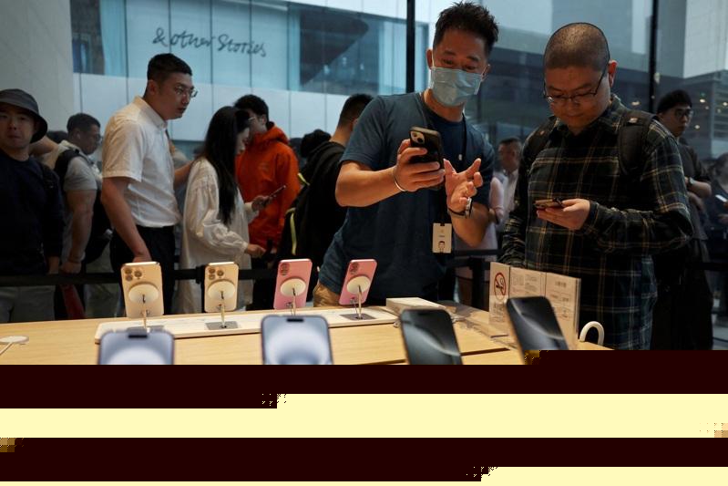 苹果iPhone 16在中国再次降价促销,图为北京一家苹果门市展售的iPhone 16系列手机。(路透)