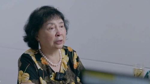 盛海琳(左)与一对双胞胎女儿。（取材自观察者网）
