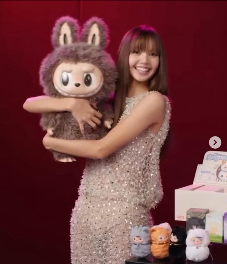 BlackPink成员Lisa与拉布布。(取材自Instagram)