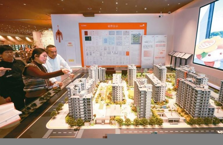 中国当局为防建案烂尾风险，并重塑购屋者对房市信心，拟推广成屋销售，不再采用预售模式。图为北京市民在咨询某建案资讯。（中新社）