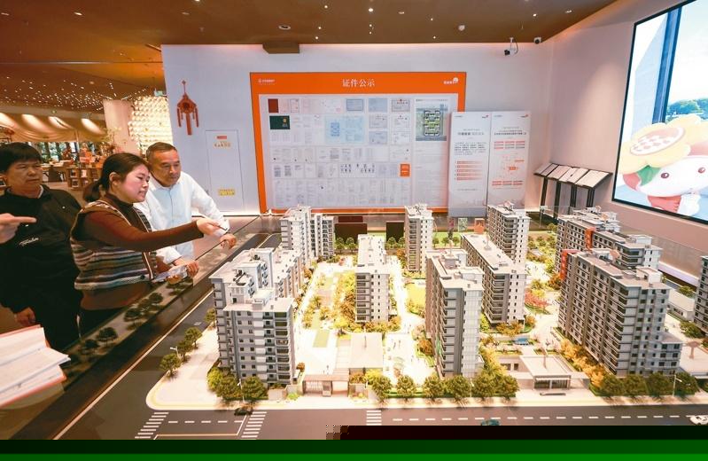 中国当局为防建案烂尾风险,并重塑购屋者对房市信心,拟推广成屋销售,不再采用预售模式。图为北京市民在咨询某建案资讯。(中新社)