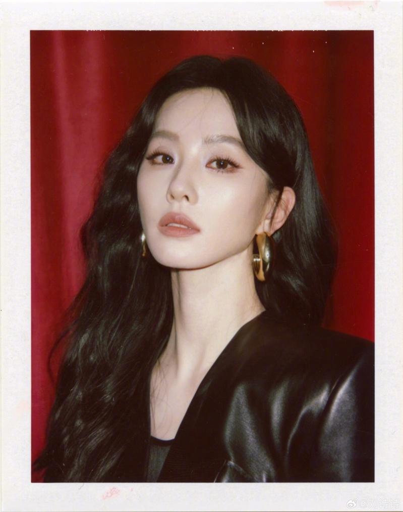 鞠婧祎拍摄的撕拉片，带火了撕拉片。（取材自微博）
