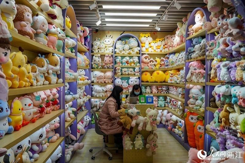 义乌国际商贸城里，客户正在挑选订购心仪的商品。（取材自新京报）