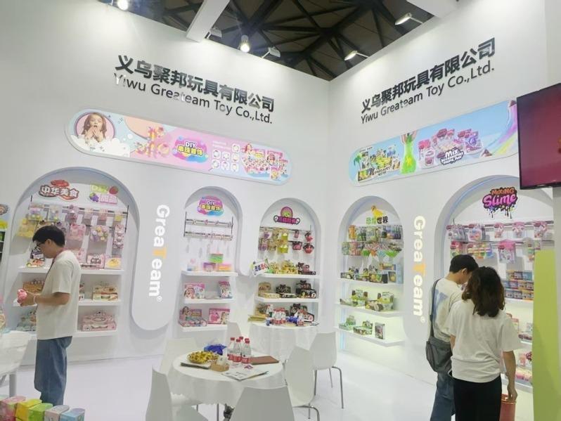义乌国际商贸城里，客户正在挑选订购心仪的商品。（取材自新京报）