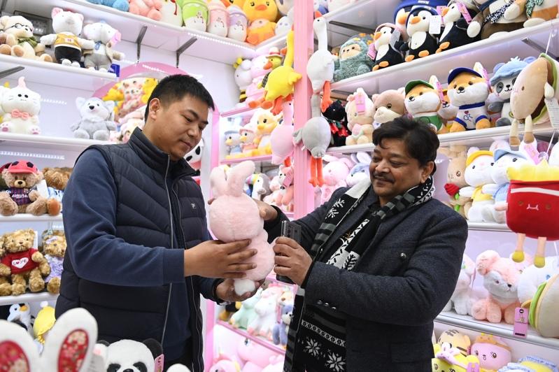义乌国际商贸城里，客户正在挑选订购心仪的商品。（取材自新京报）