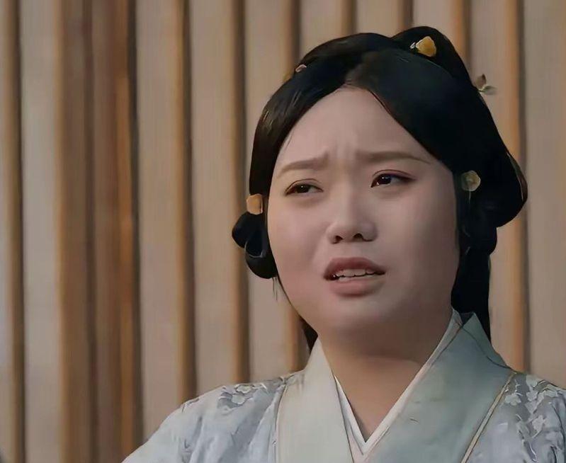 李雪琴演丫鬟「小桃」,因逗趣演出引起网友讨论。(取材自微博)