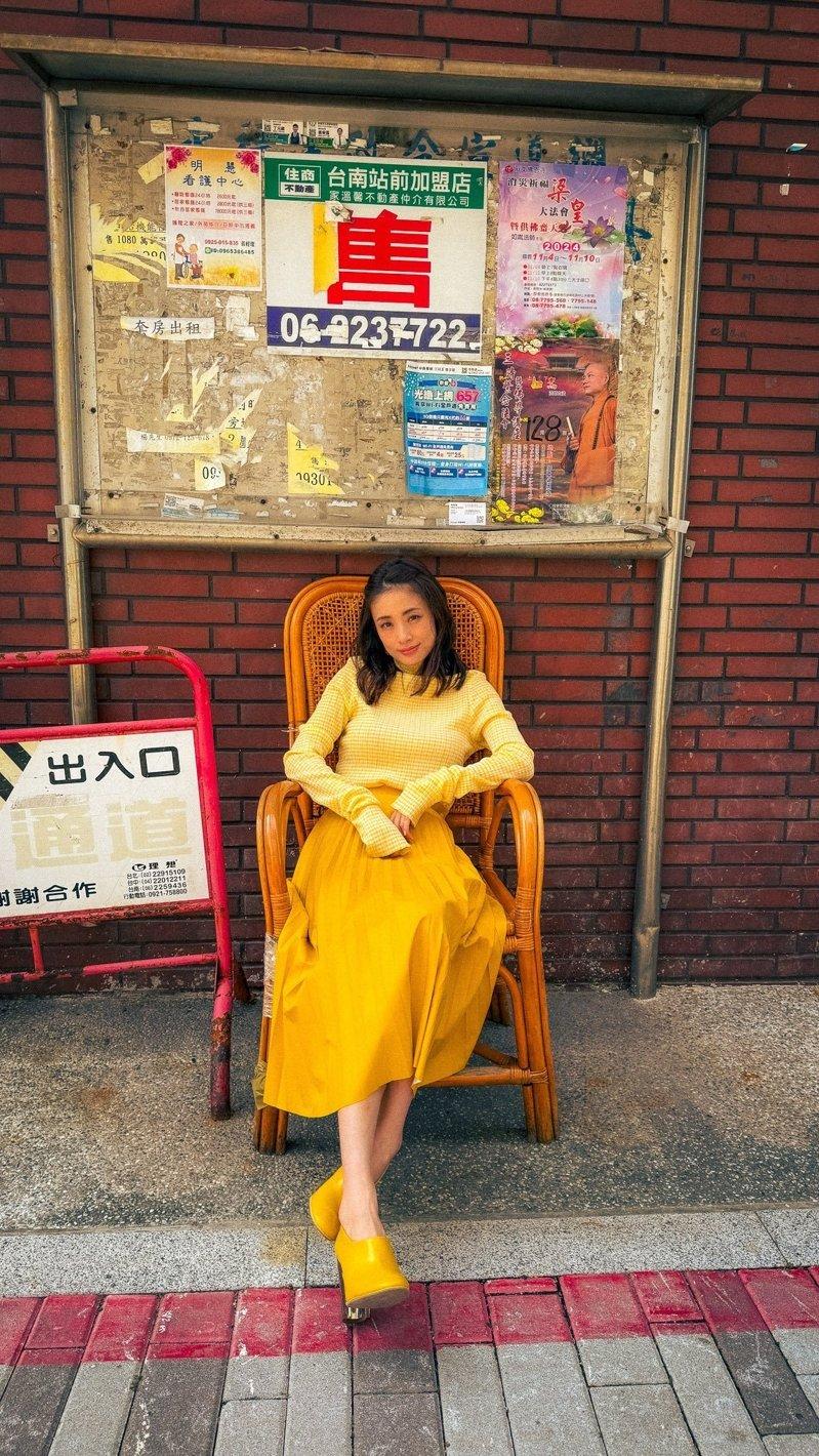 收录于《上户彩写真集 Midday Reverie》。(取材自X平台)