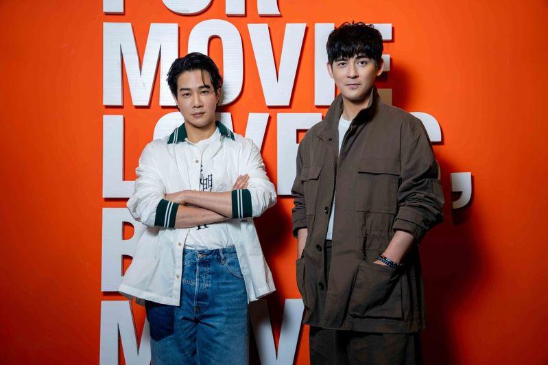 修杰楷（右）昔日办签书会，「同居人」仔仔现身力挺。（本报数据照片）